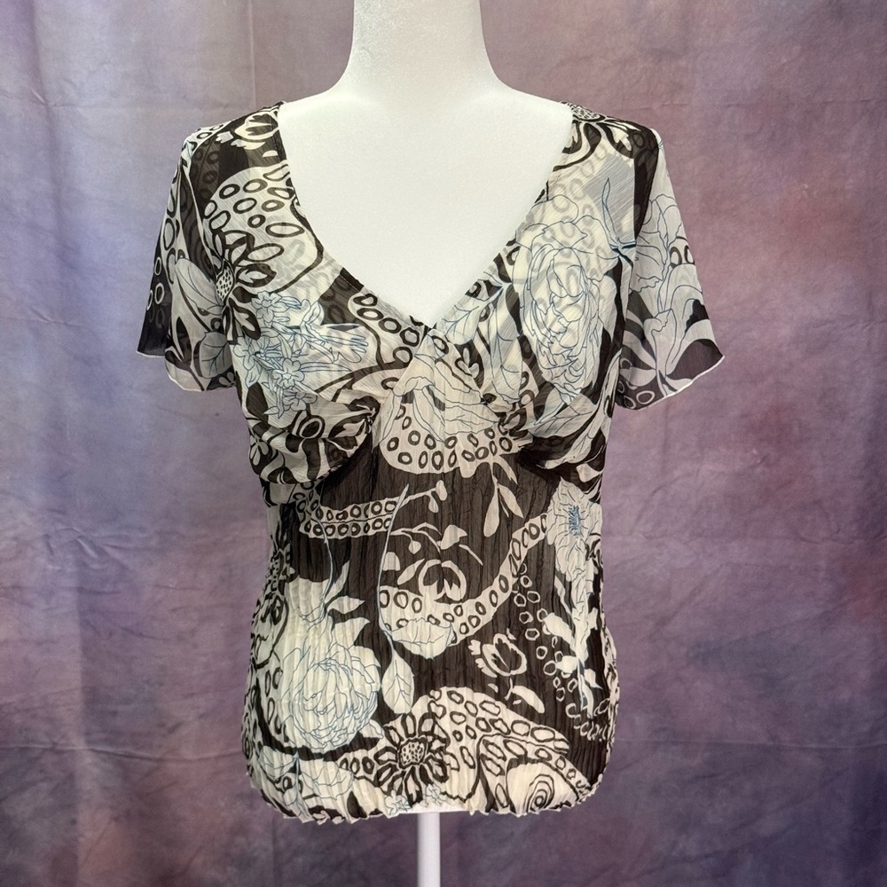 Fitted Black and White Graphic Blouse